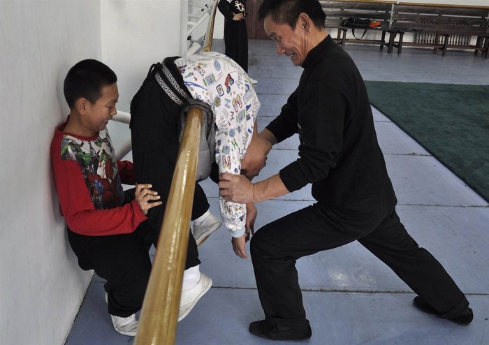 "Khổ luyện thành tài" - cảnh tập luyện vất vả tại một trường nghệ thuật ở Shenyang, Trung Quốc.